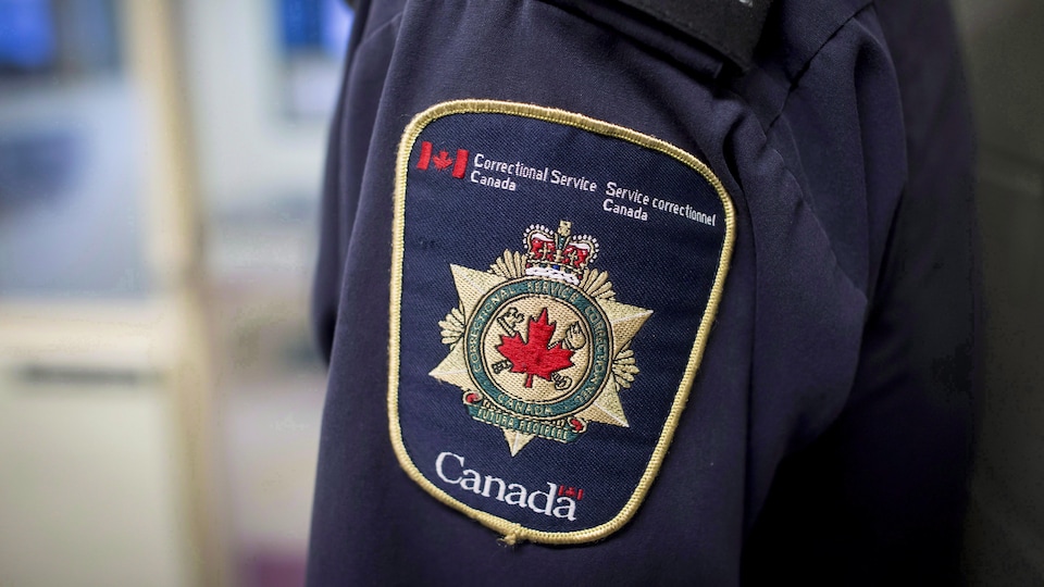 Plan rapproché sur l'uniforme d'un membre du Service correctionnel du Canada.