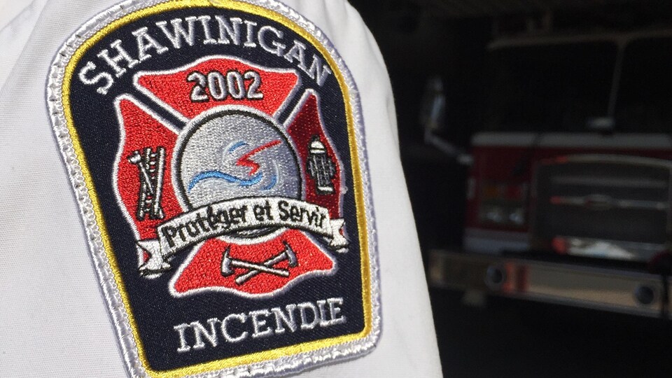 Écusson du service d'incendie de Shawinigan sur un uniforme.