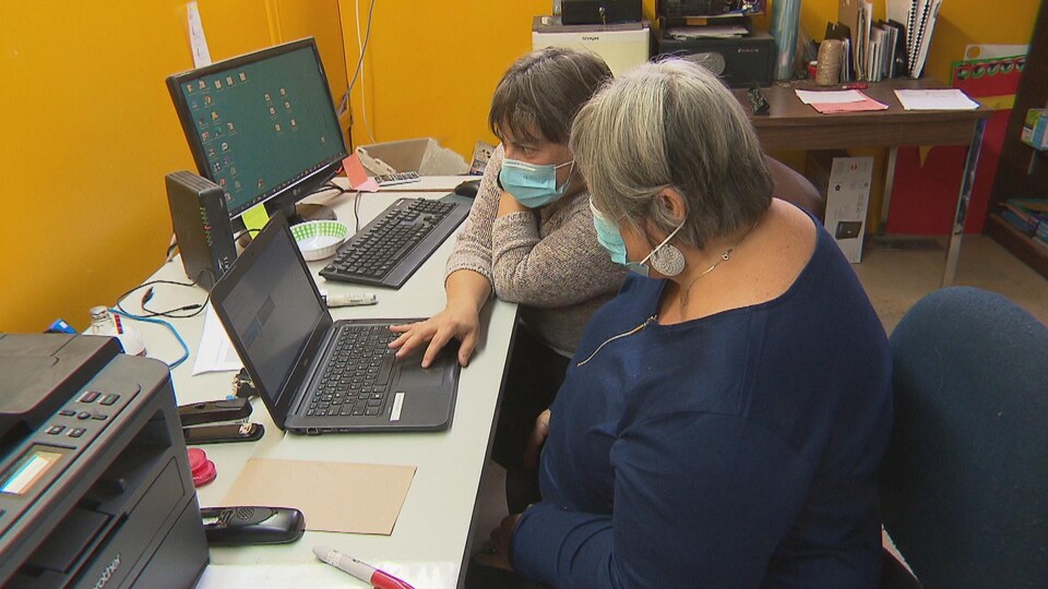 Deux femmes travaillent sur ordinateur portable.