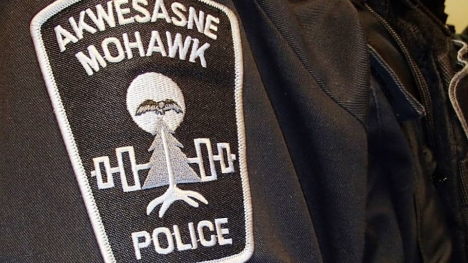 Un écusson du Service de police mohawk d'Akwesasne.