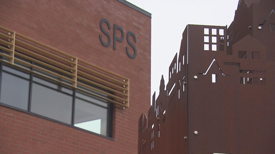 La façade du quartier général du Service de police de Sherbrooke.