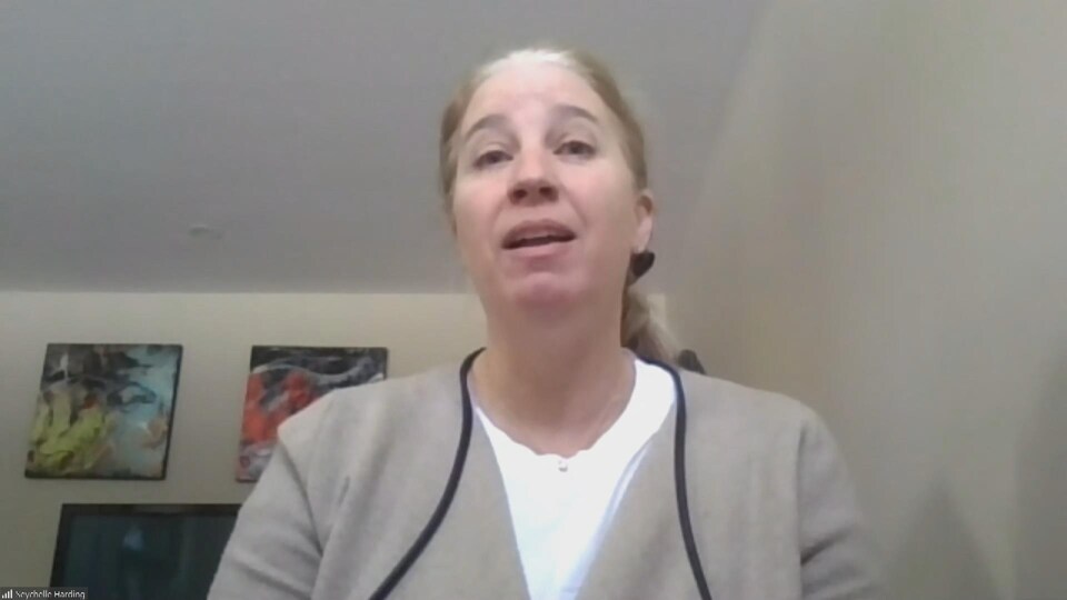 La porte-parole de l'organisme Portage, Seychelle Harding, en entrevue par webcam.