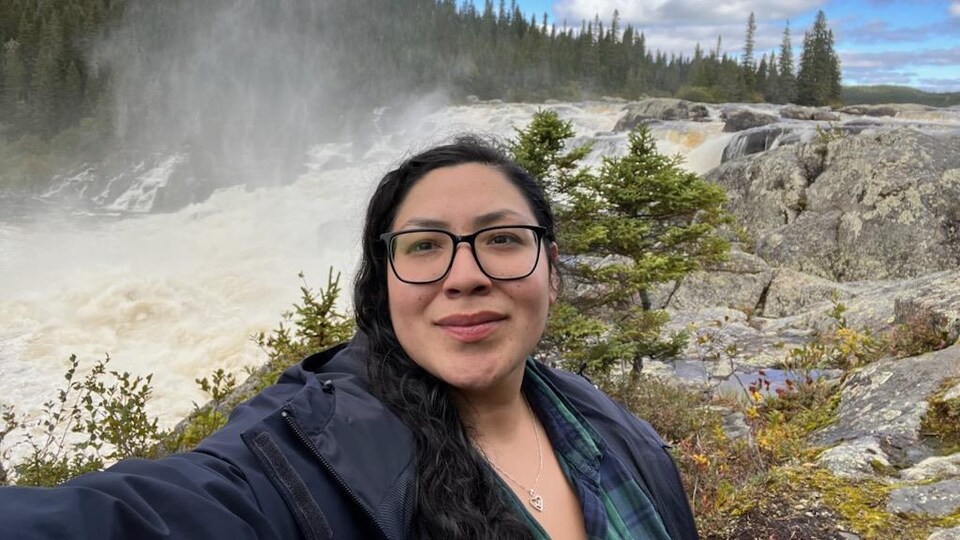 Shanice Mollen Picard se prend en photo devant une des chutes de la Magpie.