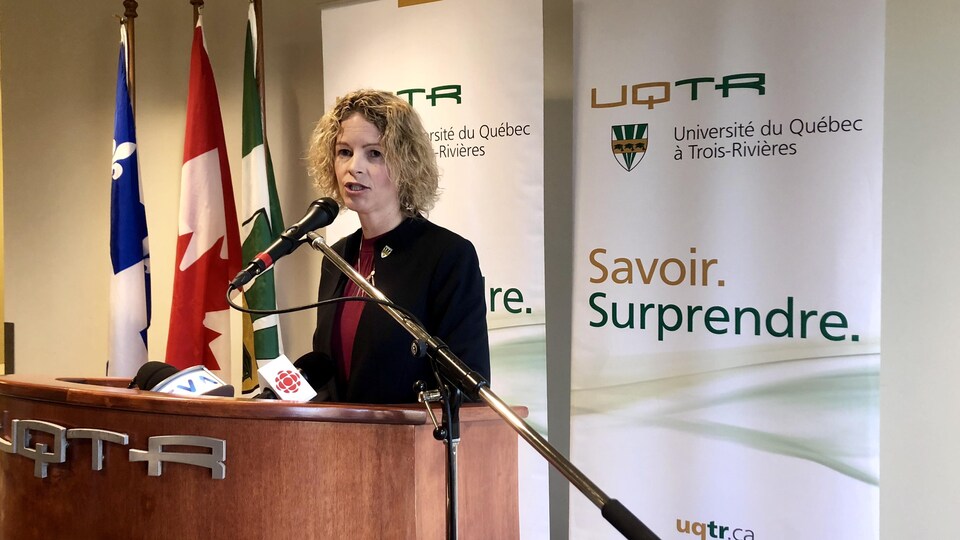 La chercheuse Shari Forbes au micro dans un point de presse à l'UQTR