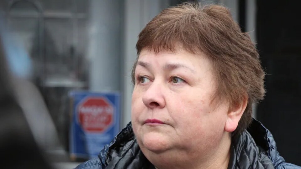 Sharon Rudderham marche dans a rue.