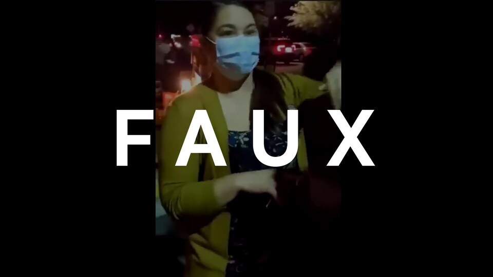 Une femme masquée parle à la caméra. Le mot "FAUX" est superposé sur la photo.