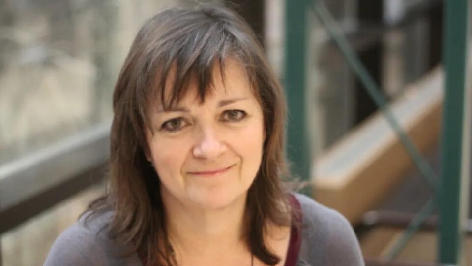 Shauna MacKinnon tout sourire regarde devant elle.