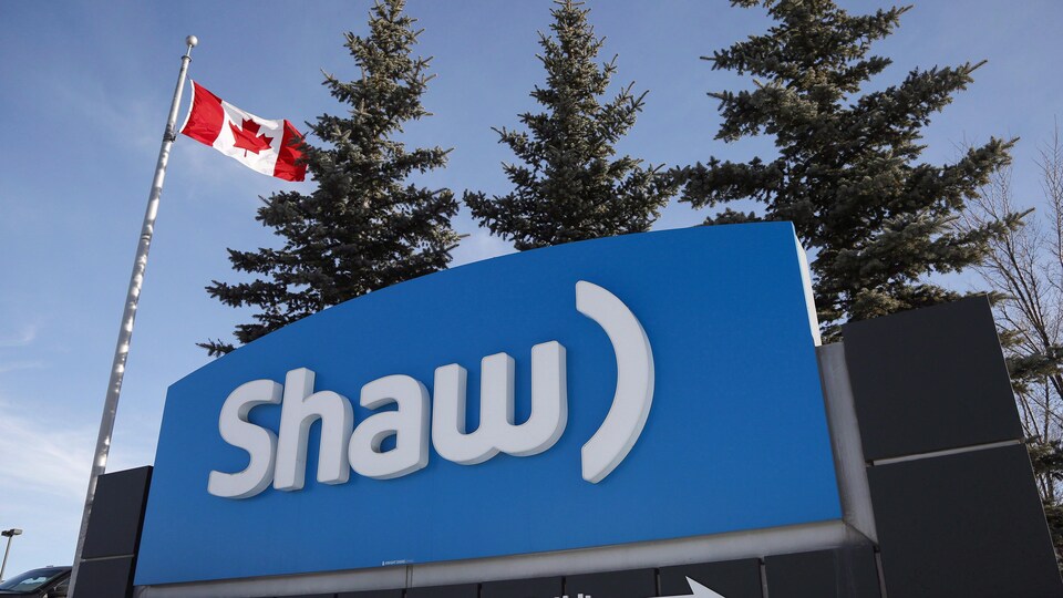 Une enseigne et un drapeau devant la siège social de Shaw Communications.