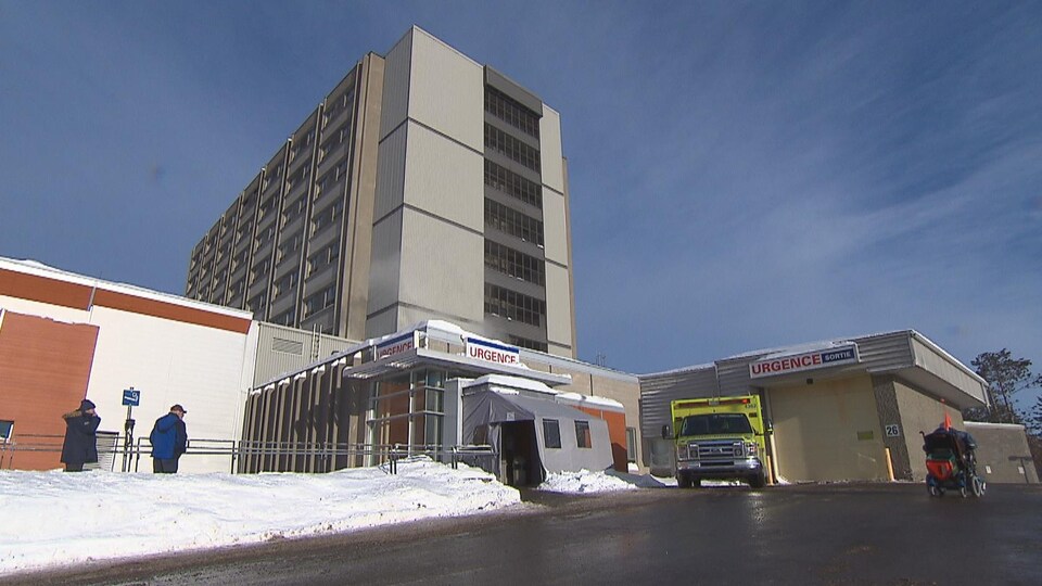 Hôpital de Shawinigan l'hiver avec des gens et une ambulance