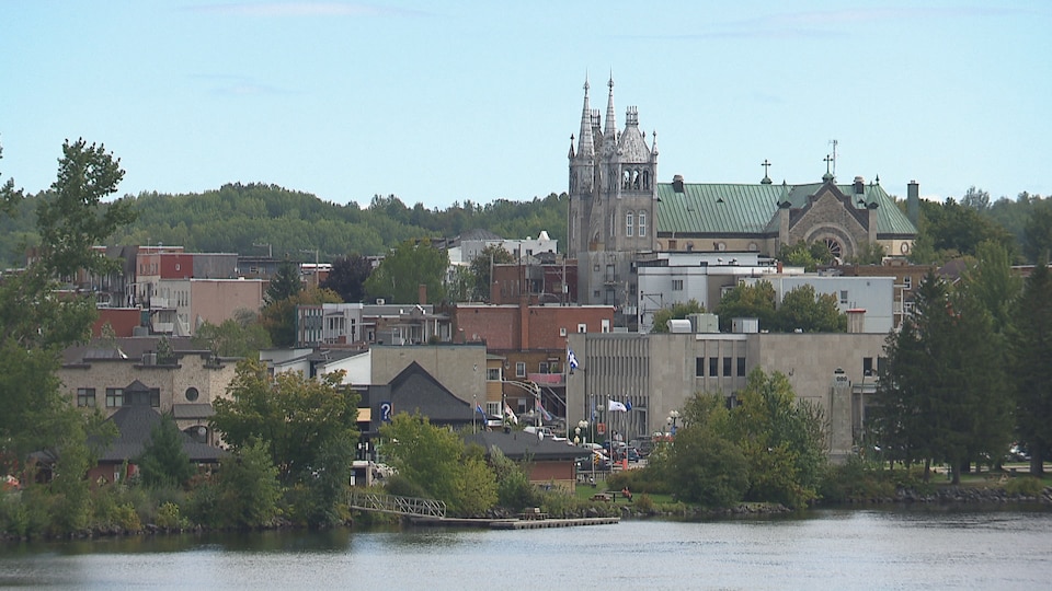 Une vue du centre-ville de Shawinigan de l'autre côté de la rivière Saint-Maurice.