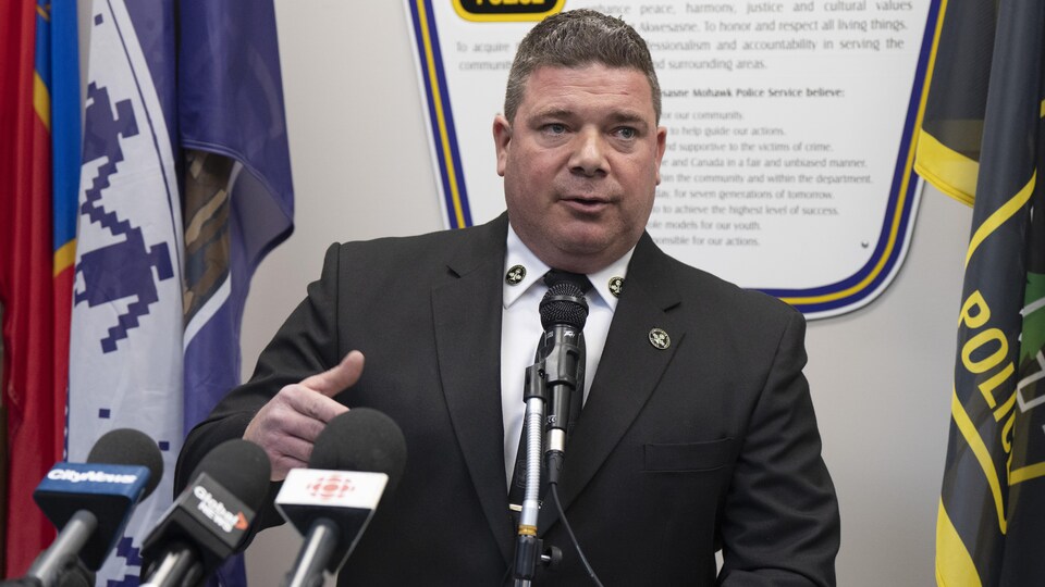 Le chef de la police mohawk d'Akwesasne, Shawn Dulude, lors d'une conférence de presse le 31 mars dernier. (Photo d'archives)