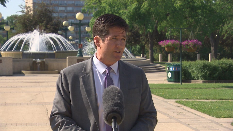 Le Dr Shawn Young en conférence de presse devant la fontaine du Palais législatif du Manitoba, le 27 juin 2022. 
