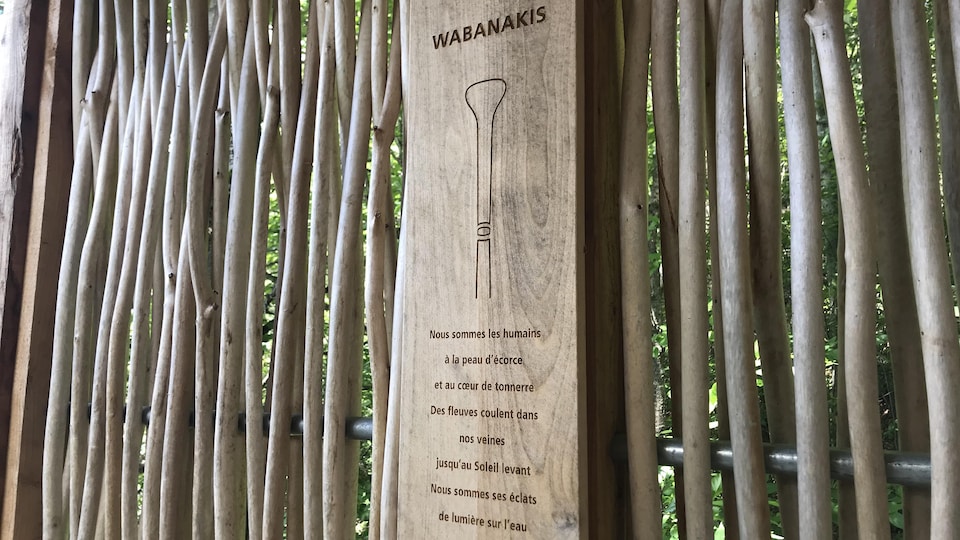 Pancarte qui rend hommage aux Wananakis au shed d'East Angus.