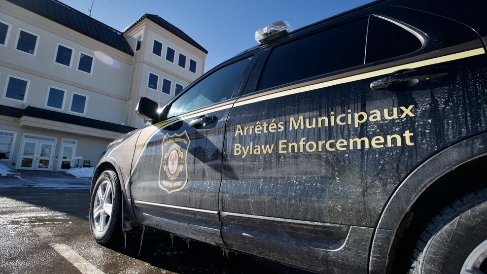 Un véhicule de la municipalité de Shediac garé devant l'hôtel de ville.