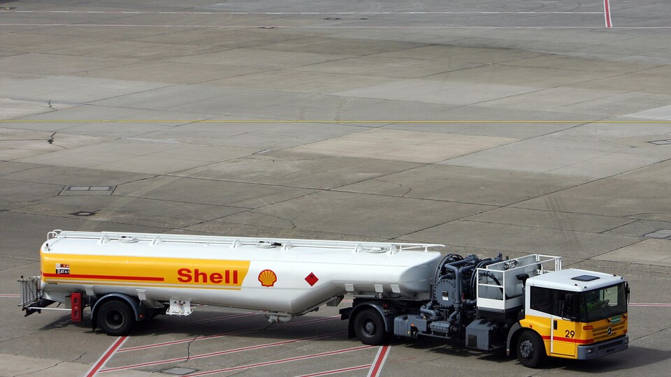 Un camion-citerne sur le tarmac de l'aéroport de Düsseldorf en Allemagne.