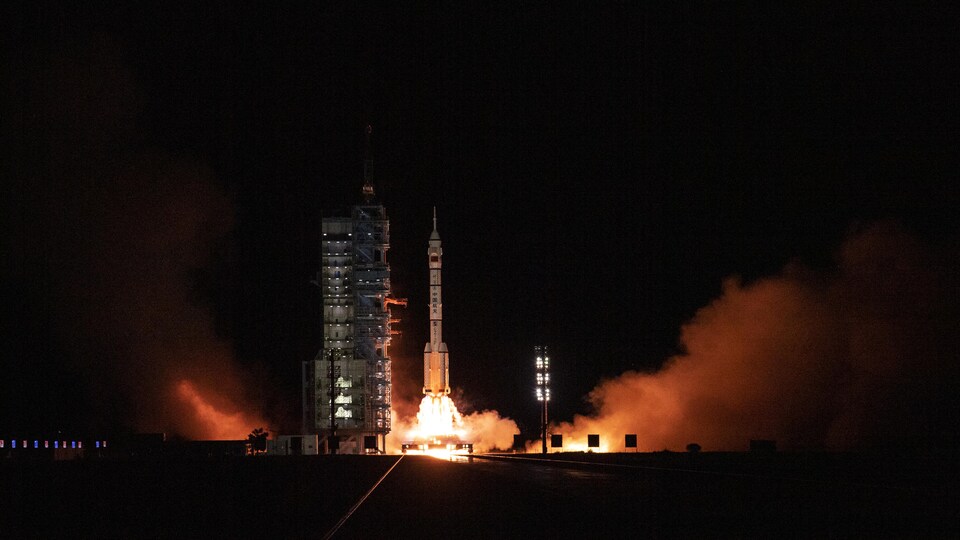 Le vaisseau chinois Shenzhou-13 lors de son décollage