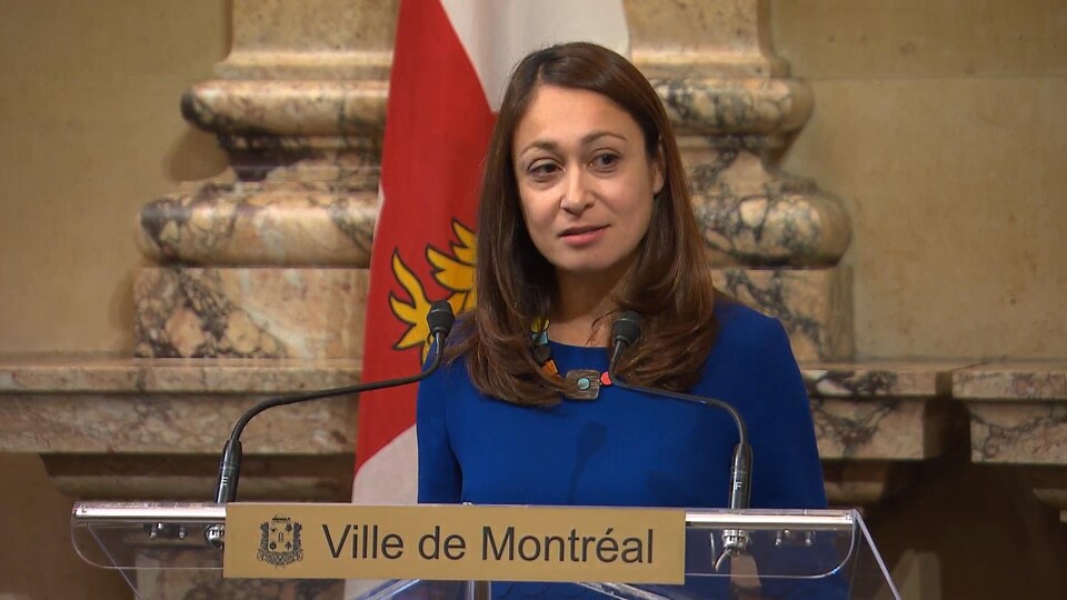Sherazad Adib au micro à l'hôtel de ville de Montréal.
