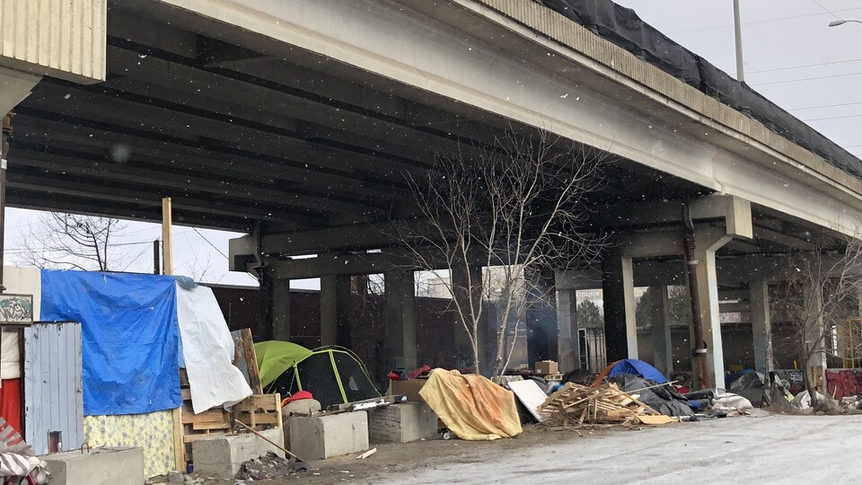 Des tentes de quelques itinérants sous le pont Joffre à Sherbrooke