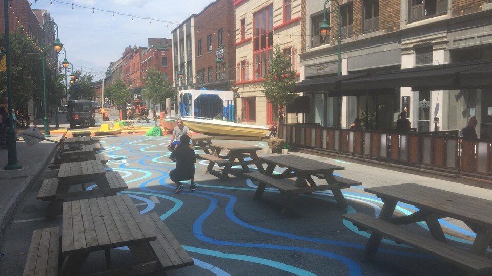 Une portion de la rue Wellington Nord est piétonne, avec des installations colorées.