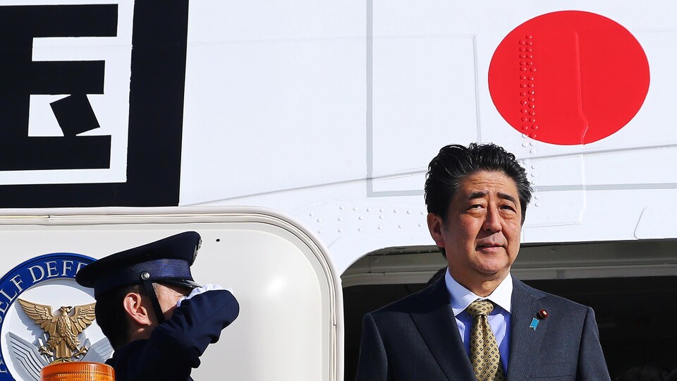 Shinzo Abe devant un avion.