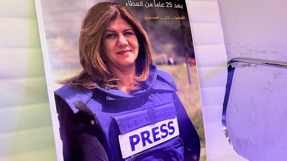 Une affiche montrant Shireen Abu Akleh avec une veste pare-balles.