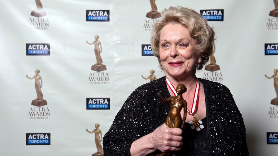 L'actrice et militante, Shirley Douglas, tient dans ses mains une statuette après avoir obtenu un prix ACTRA à Toronto en 2013.
