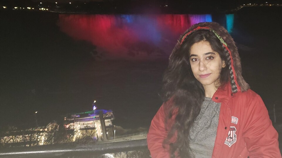 Une jeune femme iranienne devant les chutes Niagara en Ontario.