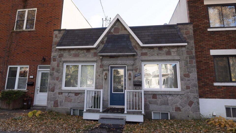 Une maison de type « shoebox » typiquement montréalaise, sise entre deux bâtiments plus imposants.