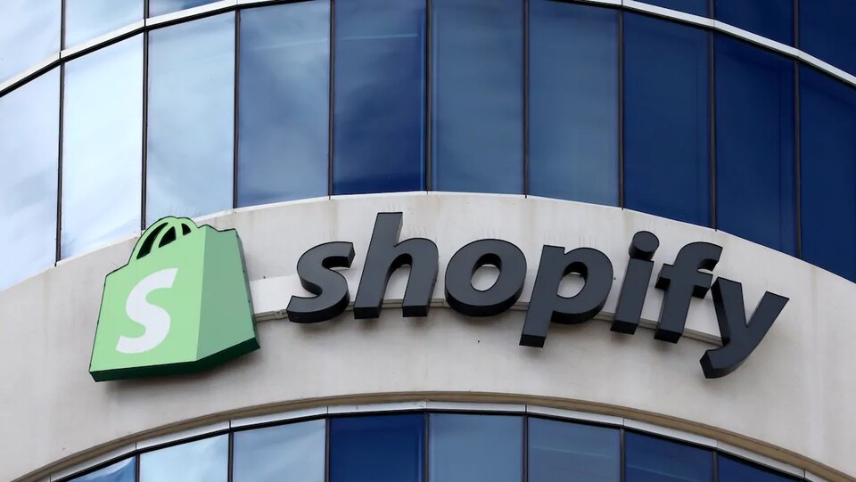 Le logo de Shopify sur un bâtiment.