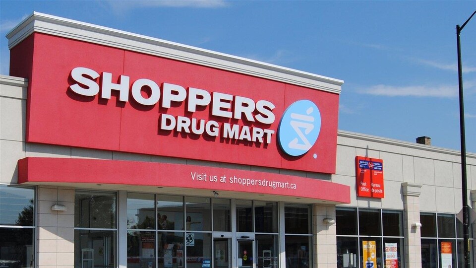 Une pharmacie Pharmaprix en Ontario. On lit l'enseigne ''Shoppers Drug Mart''