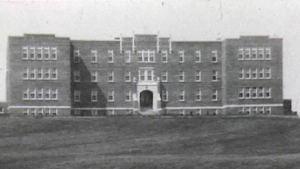 Photo en noir et blanc du bâtiment.