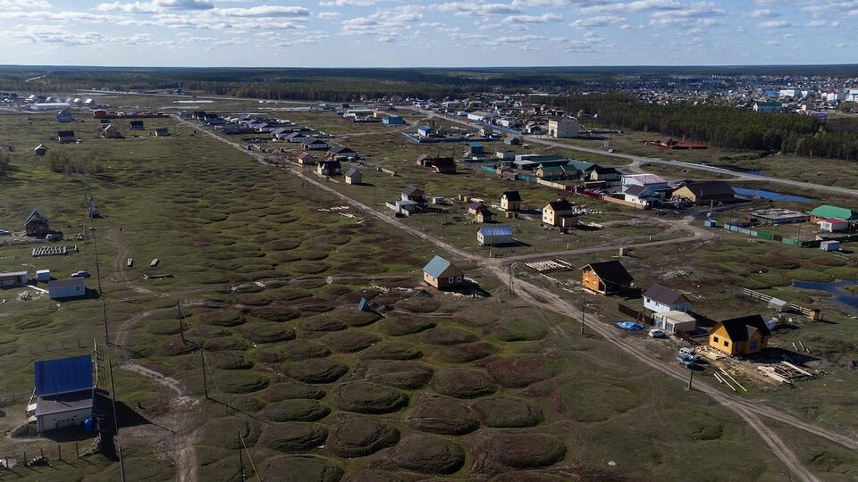 Un paysage d'une ville de Sibérie à l'été, avec des cercles présents sur le sol.