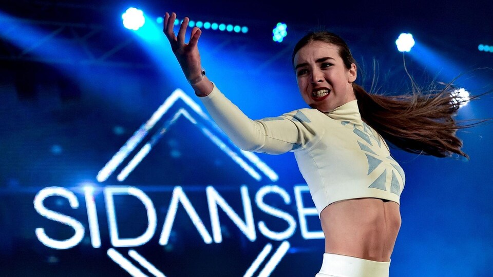 Une danseuse sur une scène.
