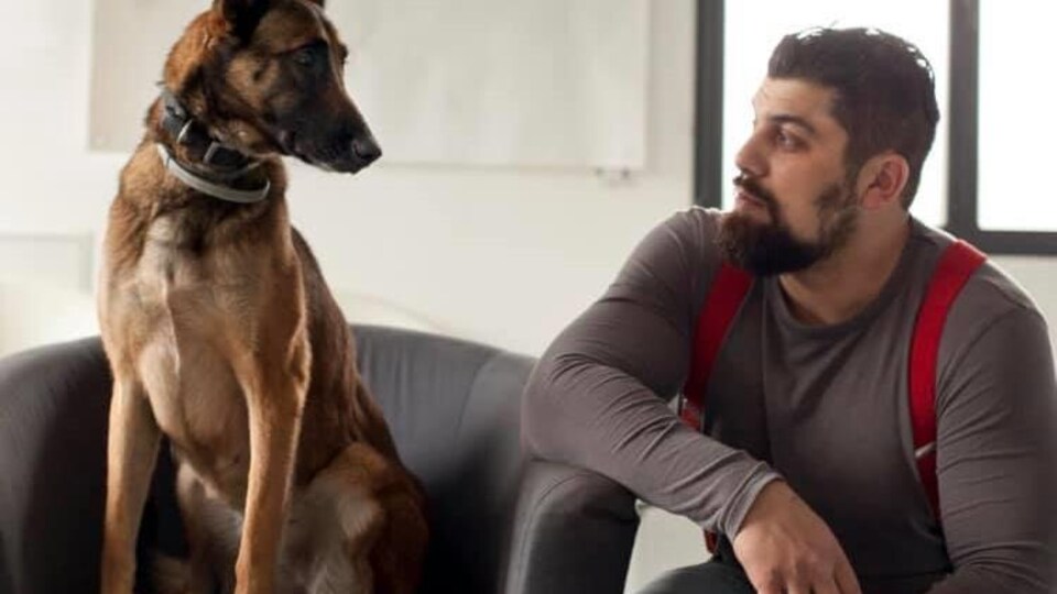 Ila, une chienne berger malinois, et son maître, Sidi Drici.