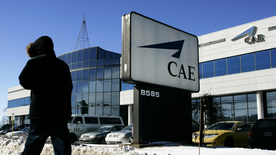 Un piéton passe devant le siège social de CAE à Montréal.