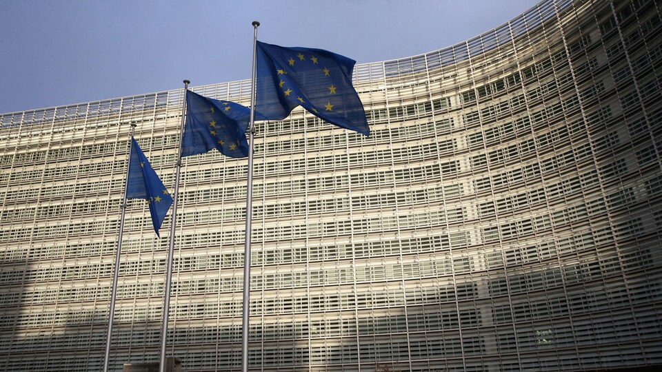 Drapeaux de l'Union européenne devant le siège de la Commission européenne à Bruxelles.