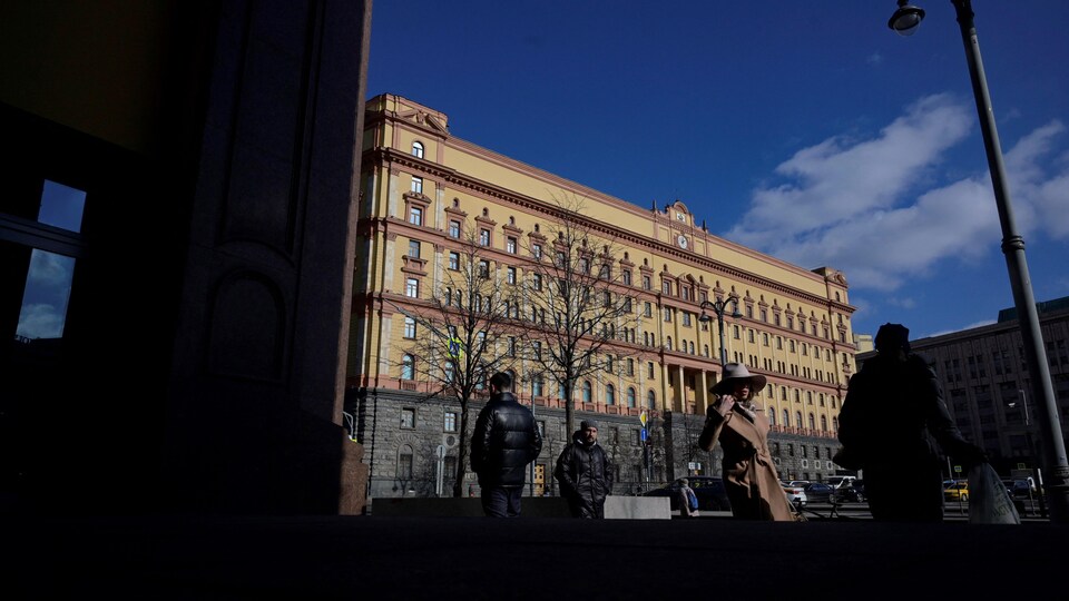 Des gens marchent à Moscou devant le siège des services de sécurité russes, le FSB.
