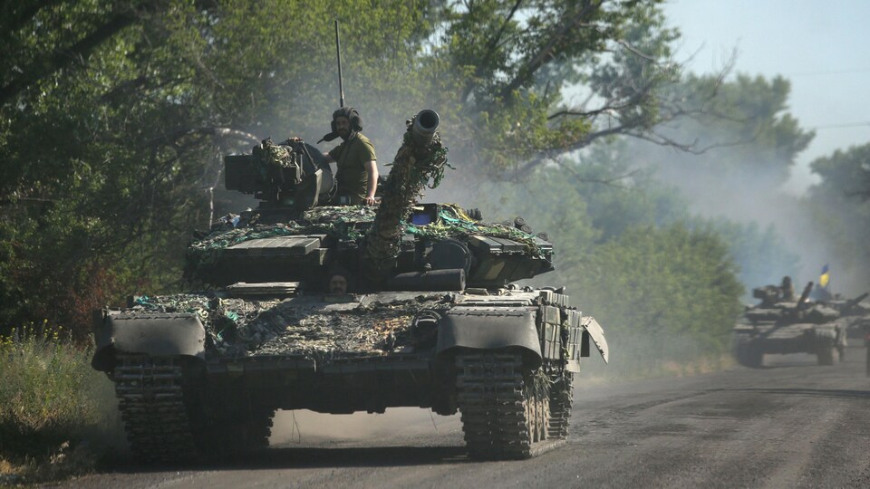 Une colonne de chars ukrainiens.