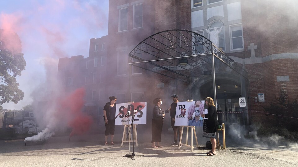 Une manifestation du réseau de la santé avec des fumigènes.