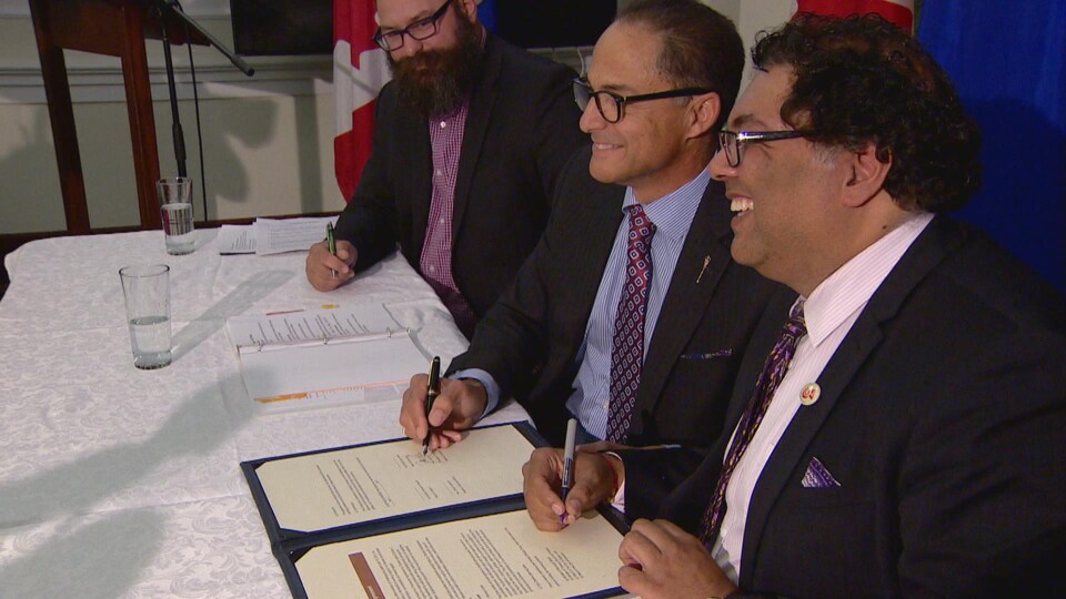 Calgary et Edmonton ont signé la charte des villes avec la province albertaine.