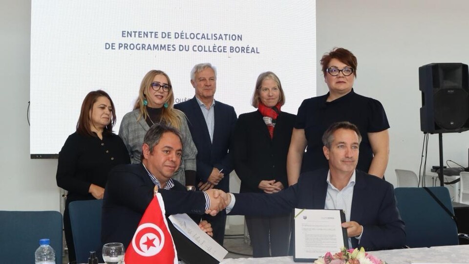 Chamseddine Ouerdiane, PDG de l'École canadienne de Tunis, serre la main de Brian Vaillancourt, vice-président – Développement des affaires du Collège Boréal.