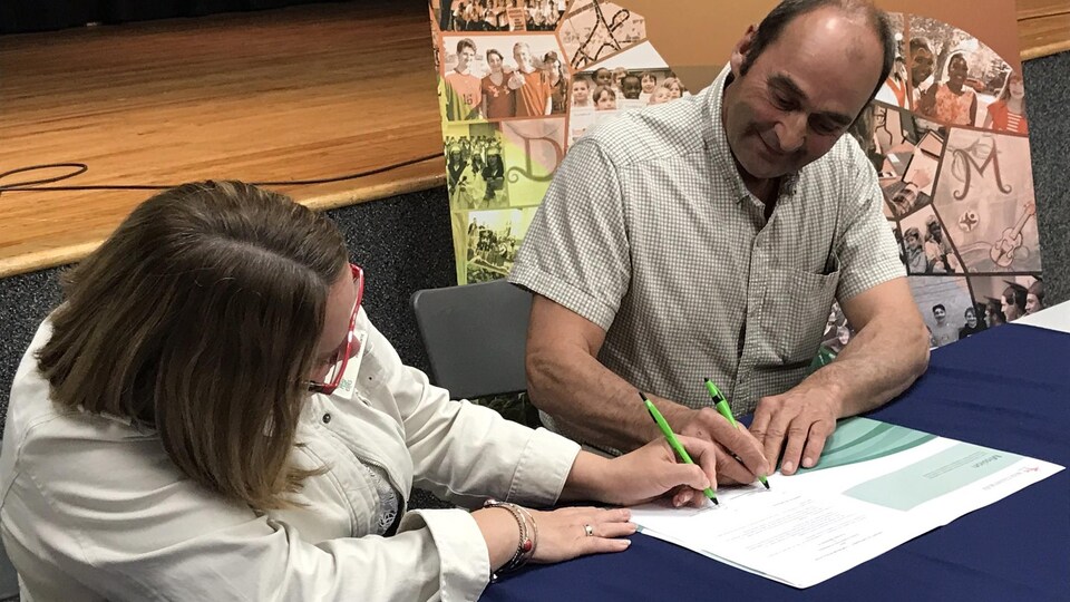 Les parties au protocole d'entente sur l'éducation aux adultes apposent leur signature lors de l'assemblée générale annuelle de l'organisme Pluri-elles.