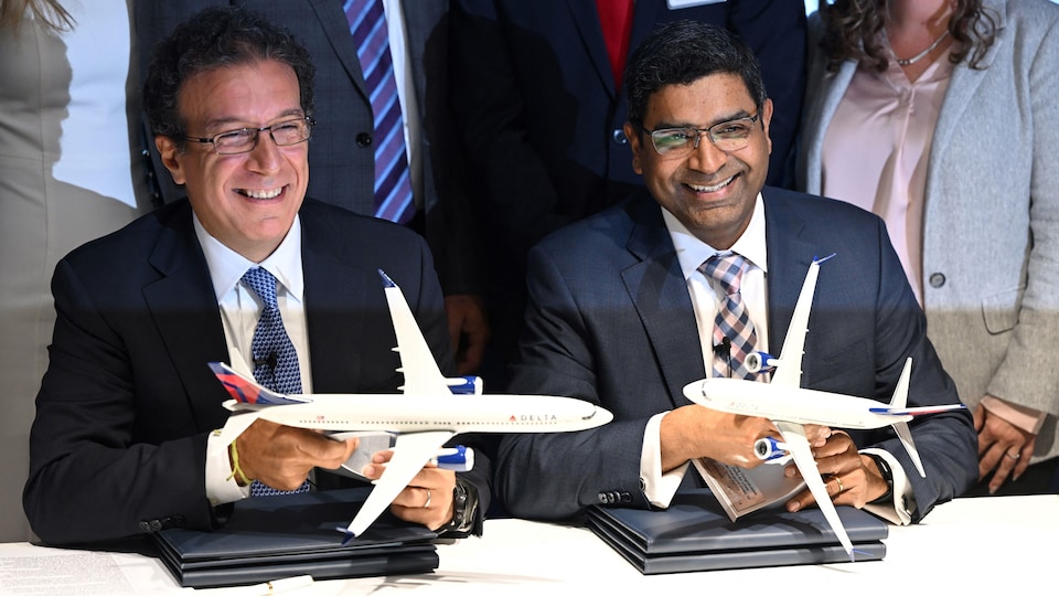 Signature de contrat entre Boeing et Delta.