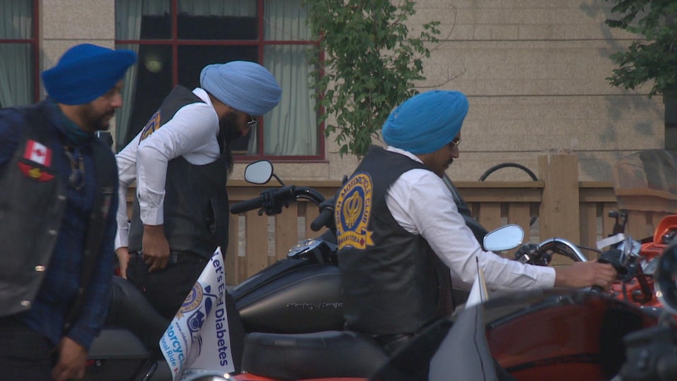 Trois motocyclistes sikhs avec des motos.