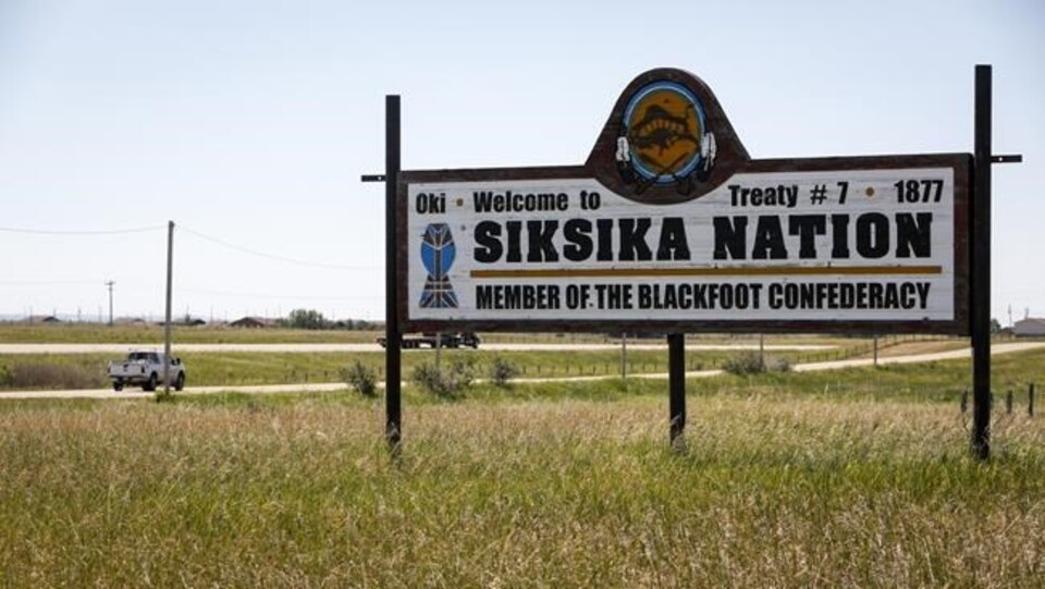 Panneau sur lequel est écrit : Siksika Nation.