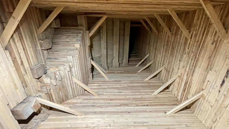 L'intérieur en bois d'un silo à grains en contre-plongée.