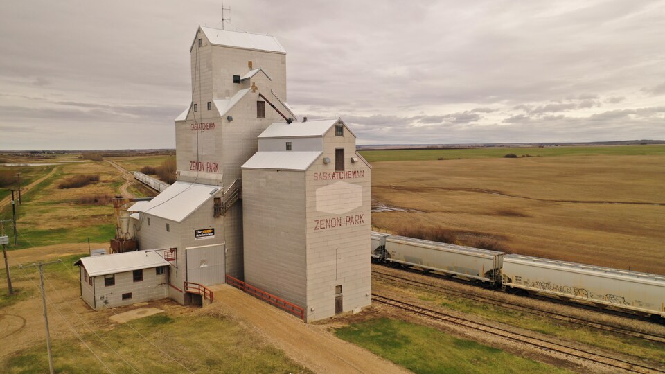 Vue aérienne du silo à grain de Zénon Park en Saskatchewan.