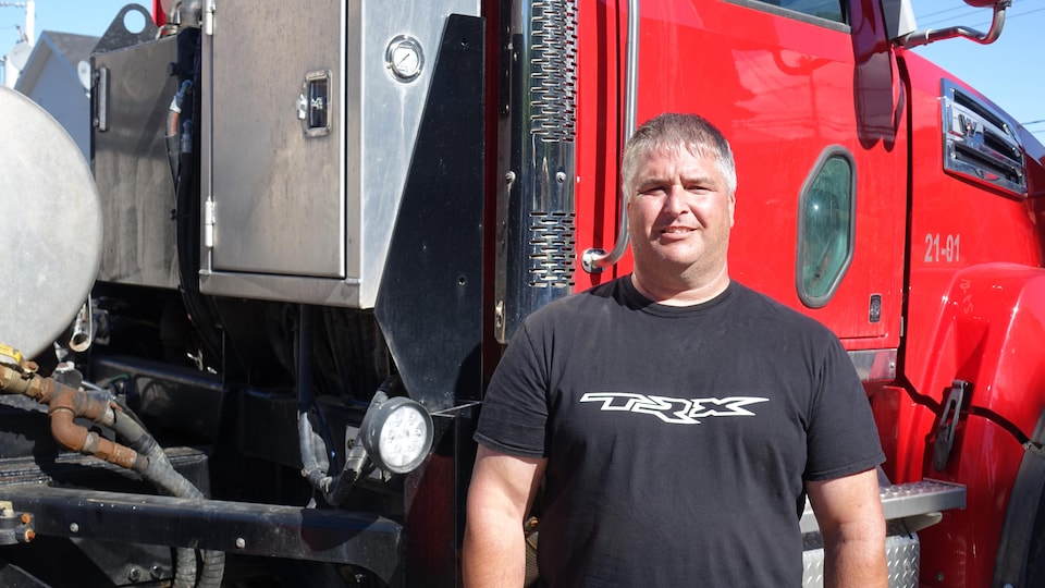 Le président de l’Association des camionneurs artisans de Gaspé Simon Boulay devant un camion.