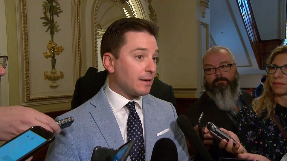 Simon Jolin-Barrette s'adresse aux journalistes.