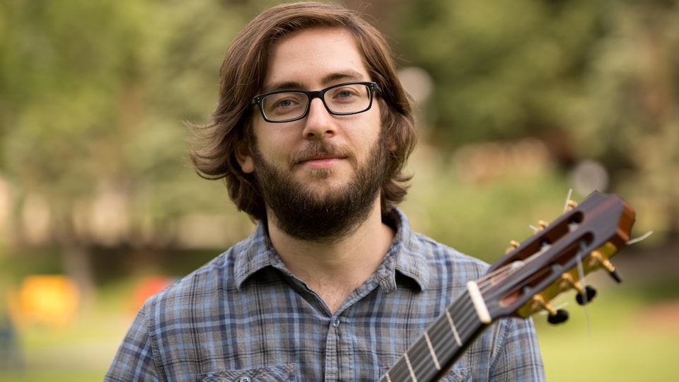 Simon pose avec sa guitare